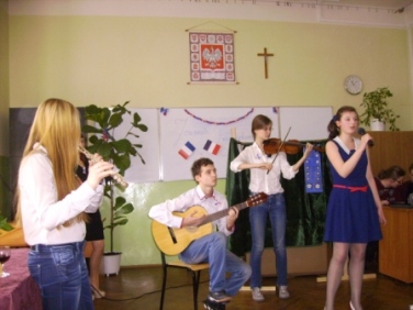 Łucja Kluz, Zuzia Misiewicz, Julia Jóżefczyk i Marcin Węgrzyn w piosence Zaz Je veux